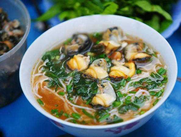 Bún ốc ngon tại ẩm thực ngõ chợ Đồng Xuân