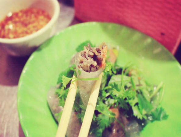 Bánh bột lọc kèm nộm bò khô tại ngõ chợ Đồng Xuân