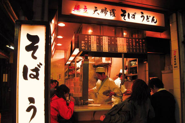 Mỗi cửa hàng hoặc quầy bar ở Omoide Yokocho Tokyo đều có diện tích rất nhỏ, chỉ chứa được 6-10 người khách