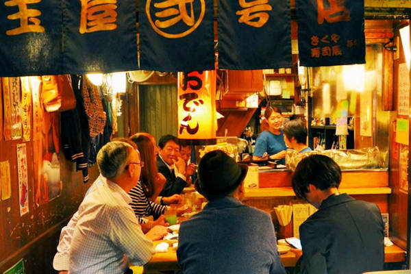 Mỗi buổi tối Omoide Yokocho Tokyo đều rất đông đúc, du khách nên đến sớm để có chỗ ngồi