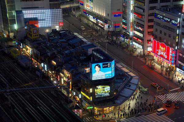 Omoide Yokocho là một khu ẩm thực gồm nhiều ngõ nhỏ đan xen nhau, ở phía tây bắc ga tàu Shinjuku, Tokyo, Nhật Bản. Nơi này còn được biết đến với tên gọi đầy màu sắc Piss Alley, là khu phố ăn đêm được nhiều du khách và dân địa phương lựa chọn sau một ngày làm việc.