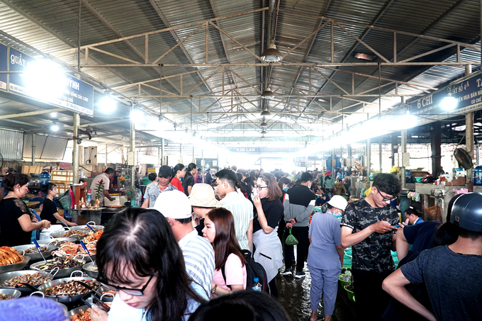 Nằm cạnh bãi biển 30/4, chợ Hàng Dương là điểm dừng chân cho những ai muốn thưởng thức các món hải sản tươi ngon mà không cần đi xa. Chợ thuộc xã Long Hoà, huyện Cần Giờ. Từ TP HCM, bạn có thể lái xe máy hết quãng đường khoảng 50 km hoặc đi xe buýt từ trung tâm với 2 giờ là đến nơi.