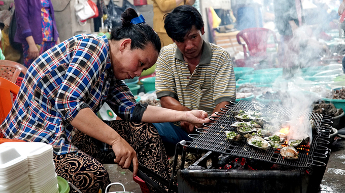Chợ họp cả ngày nhưng sôi động và nhộn nhịp nhất là buổi sáng. Khi ghe thuyền cập bến là thời điểm hải sản được lựa chọn và bày xếp trong những chiếc thau. Khách có thể đi dọc con đường nhỏ bên trong chợ để khám phá trên dưới 20 sạp hàng. Tiếng người bán mời gọi, người mua mặc cả tạo nên không khí rôm rả cho khu chợ.