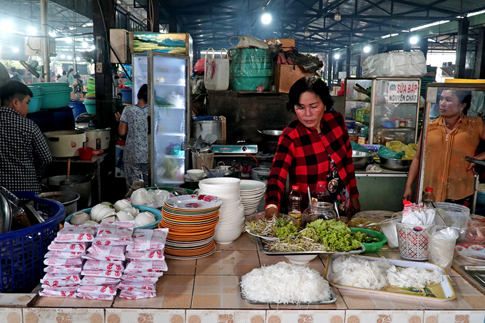 Ở đầu và cuối khu chợ còn có những gian hàng nhỏ là nơi khách sau khi mua hải sản có thể đến để chế biến thành món ăn. Tuỳ theo sở thích mà bạn có thể yêu cầu làm lẩu, nướng hoặc xào... Giá cả tuỳ theo số lượng và cách chế biến, tiền công để nấu nhờ một nồi lẩu là 150.000 đồng.
