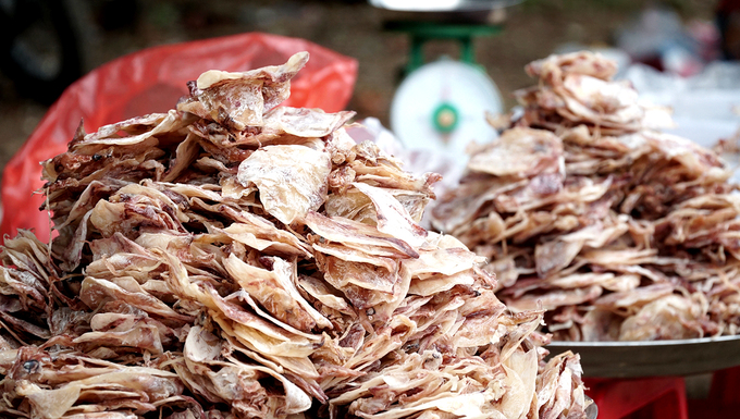 Bên cạnh việc thưởng thức tại chỗ, du khách có nhu cầu mua về làm quà có thể chọn những mặt hàng khô như cá khô, mực khô.