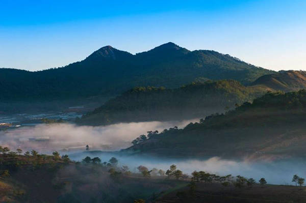 Bình minh tuyệt đẹp trên dãy Lang Biang nhìn từ Đồi Thiên Phúc Đức