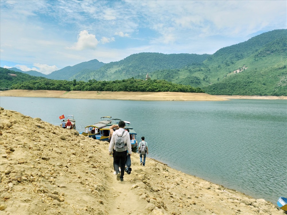 Đường vào Thiền viện Trúc Lâm Bạch Mã