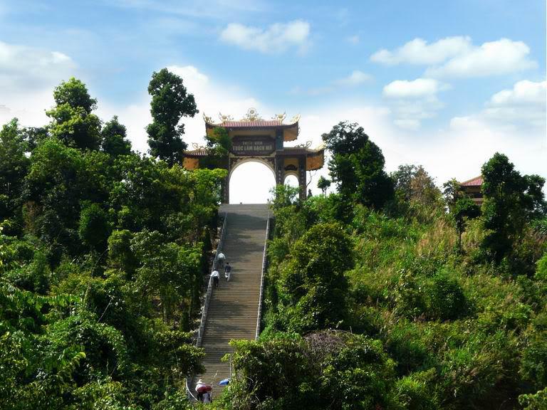 Những bậc thang dẫn lên Thiền viện Trúc Lâm Bạch Mã