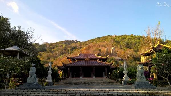 Tọa lạc dưới chân núi Kỳ Vân, thiền viện được xây dựng vào năm 1990 trước đây còn có tên là Chùa Khỉ. Sở dĩ có tên gọi như vậy là vì  có một bầy khỉ hoang dã gần 200 con sống trên núi Kỳ Vân, mỗi sáng sớm, thường xuống ăn "của chùa" và bày những trò vui nhộn cho đến khi mặt trời lên cao mới trở về hang trên núi. Ảnh: Tiểu Duy