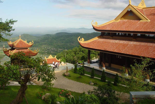 Thiền viện Trúc Lâm: Thiền Viện Trúc Lâm là thiền viện thuộc thiền phái Trúc Lâm Yên Tử. Thiền viện cách trung tâm thành phố Đà Lạt 5 km, nằm trên núi Phụng Hoàng, phía trên Hồ Tuyền Lâm. Đây không chỉ là thiền viện lớn nhất Lâm Đồng, mà còn là điểm tham quan và chiêm bái của nhiều du khách trong và ngoài nước.