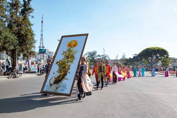 Các nghệ nhân thêu tài hoa tề tựu tại lễ hội Festival Hoa Đà Lạt