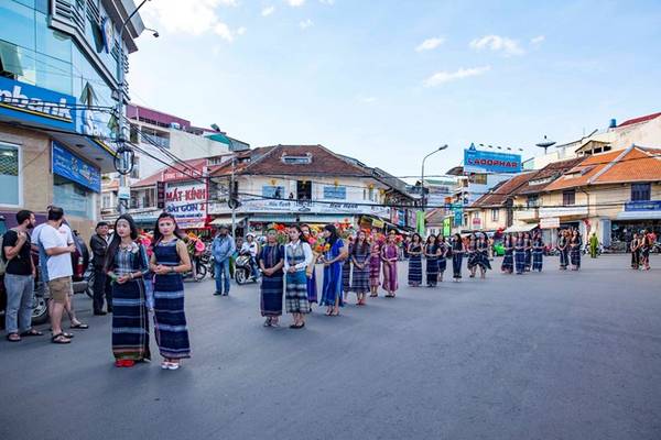 Đoàn diễu hành đi qua các tuyến phố trung tâm tại Festival Hoa Đà Lạt