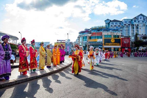 Đường phố náo nhiệt trong dịp lễ hội Festival Hoa Đà Lạt