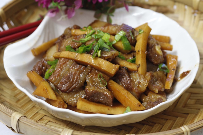 Món thịt ba chỉ kho dừa thơm ngon hấp dẫn