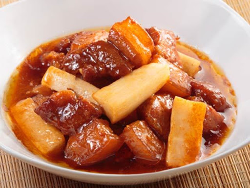 Sơ chế thịt cho món thịt kho củ cải