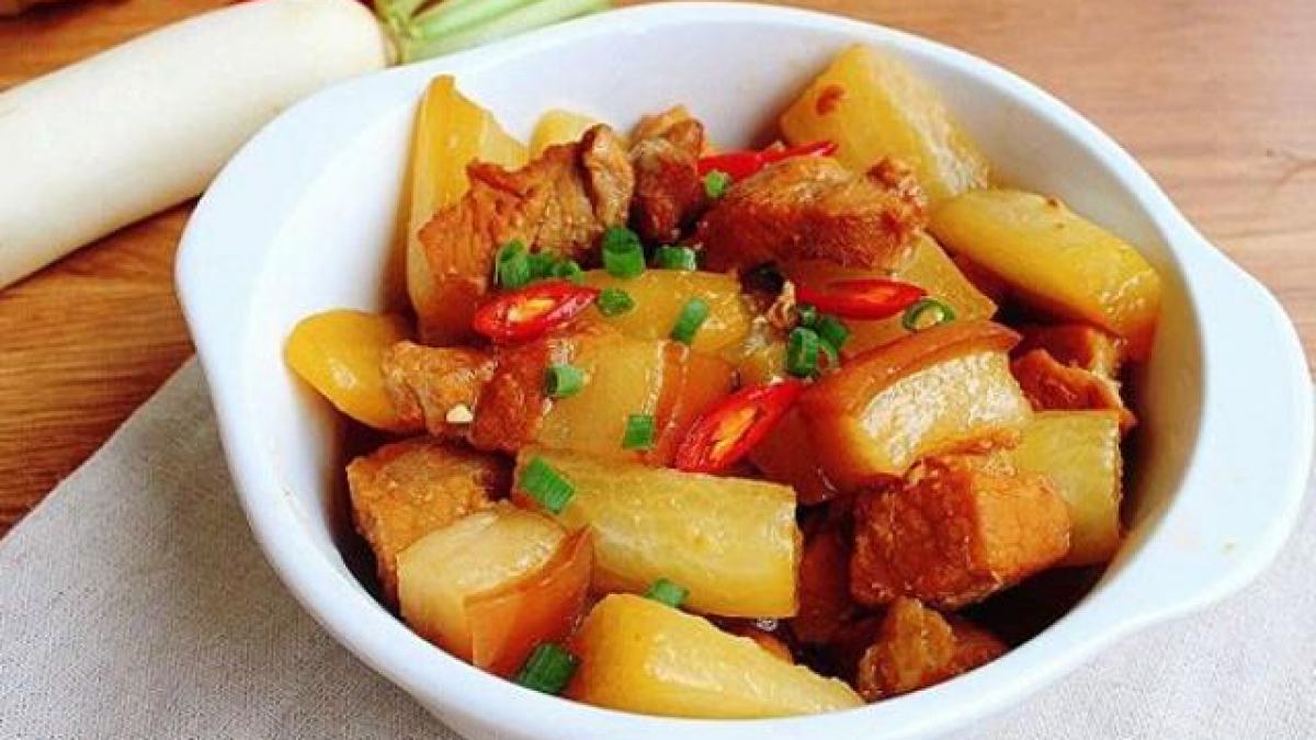 Củ cải và thịt đã ướp cho món thịt kho củ cải