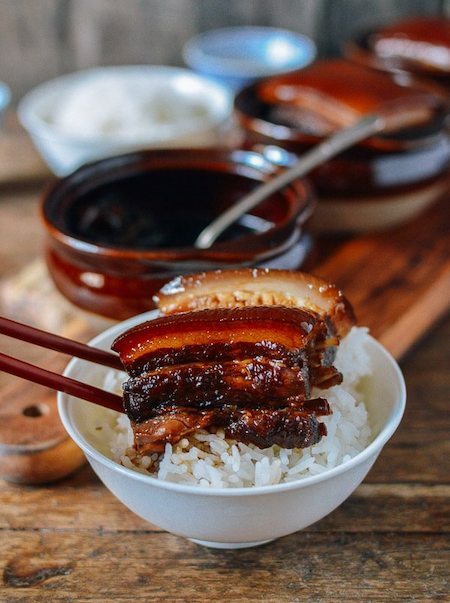 Thịt kho Đông Pha được đun nhỏ lửa đến khi nhừ tơi