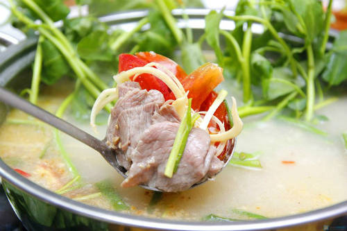 Thịt trâu nhúng mẻ với thứ nước dùng chua, thanh, có vị thơm thơm của sả