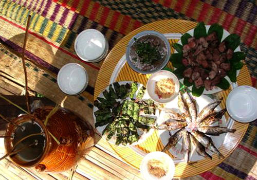 Bữa cơm cúng của người H’re không thể thiếu món thịt trâu xà bần và trâu nướng lá lốt