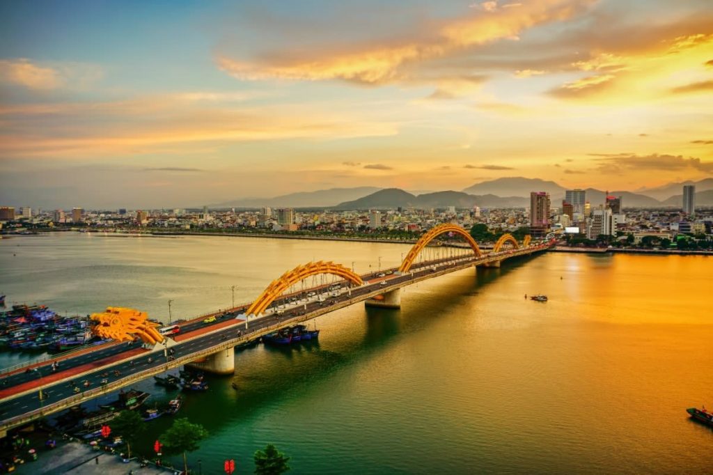 Cầu Rồng lúc hoàng hôn dưới thời tiết Đà Nẵng