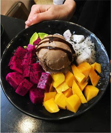 Patbingsu vừa bắt mắt lại vừa đã miệng, tuy nhiên cũng có giá khá “sang chảnh”. Bạn có thể rủ các chiến hữu cùng thưởng thức món này trên phố Quán Thánh, Hoàng Ngân, Đội Cấn. (Ảnh: Internet)