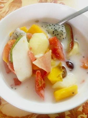Hoa quả dầm có giá trung bình chỉ khoảng 20.000 đến 25.000 đồng/bát. (Ảnh: Internet)