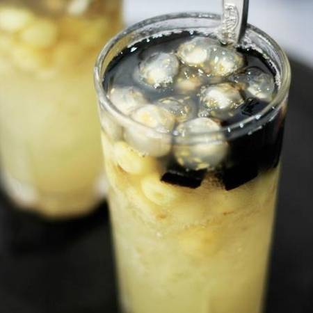 Muốn thưởng thức món ăn cực thanh nhã này, bạn có thể tìm đến phố Bát Đàn, Hàng Cân, Hàng Bạc... với giá từ 15.000 đồng/cốc. (Ảnh: Internet)