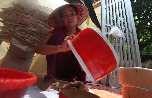 Trống Trung thu hoàn thiện tại Thôn Hảo được sơn đỏ
