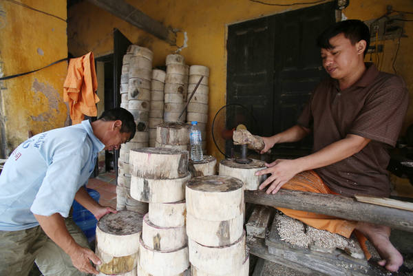 Thôn ông Hảo, xã Liêu Xá, Yên Mỹ, Hưng Yên từ lâu đã được biết đến với nghề làm đồ chơi Trung thu truyền thống. Mỗi dịp Trung thu về, cả thôn lại nhộn nhịp, rôm rả trong tiếng mài, đúc đẽo, tiếng thử trống từ đầu đến cuối thôn. Từ Hà Nội, xuôi theo Quốc lộ 5 đến Thị trấn Phố Nối, bạn đã tới thôn Hảo. Cổng thôn nằm trên mặt đường quốc lộ 39A, ngay mặt đường giữa chợ cóc nhỏ. Đi sâu vào thôn sẽ gặp nhiều hộ gia đình phơi những chiếc thân trống màu đỏ sặc sỡ hoặc nhưng chiếc mặt nạ đa hình dạng ngay ngoài đường, ngoài sân.