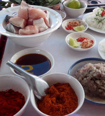 Các nguyên, phụ liệu dùng cho nồi cà ri cá Chăm - Ảnh: Hoài Vũ