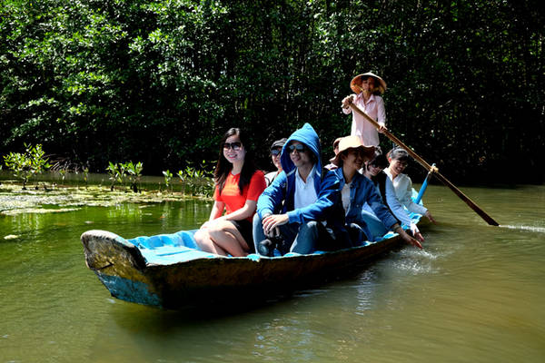 Đầm Dơi của Vàm Sát là không gian xanh không quá mênh mông, chỉ đi một vòng chừng hơn nửa giờ là hết, tuy nhiên ít du khách nào xuống thuyền rồi mà lại muốn quay về quá nhanh bởi sự mê hoặc của dòng nước xanh.
