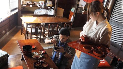 Thực khách có thể ăn mì thỏa thích với thử thách wanko soba. Ảnh: Karla Cripps.