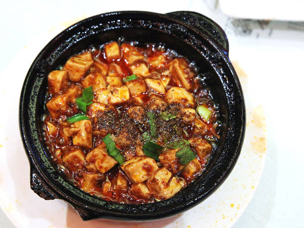 <strong>1. Mapo Doufu (Đậu hũ Tứ Xuyên): </strong>Món đậu hũ Tứ Xuyên với phong vị cay xè đặc trưng luôn được bạn bè quốc tế nhắc đến như một đặc trưng của ẩm thực Trung Quốc. Thành phần của món đậu phụ nổi tiếng này gồm đậu non và thịt bằm nấu cùng các loại gia vị đặc trưng của Tứ Xuyên. Ảnh: J. Kenji López-Alt