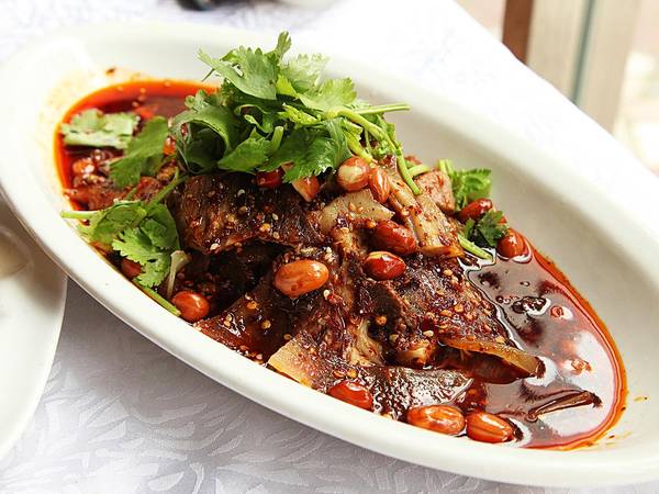 <strong>5. Phổi bò om: </strong>Món ăn lạ miệng rất được yêu thích ở Tứ Xuyên được làm từ những miếng phổi bò cắt lát, hầm chung với nước tương, sau đó rắc hạt tiêu, mè, đậu phộng và sa tế ớt. Ảnh: J. Kenji López-Alt