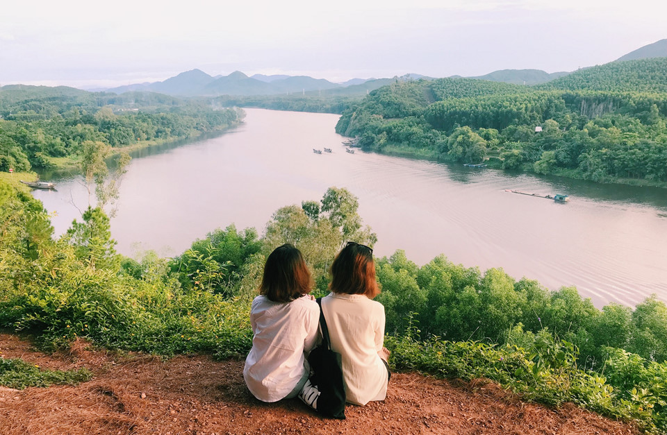 Nằm cách trung tâm thành phố Huế khoảng 7 km, đồi Vọng Cảnh được xem như nơi ngắm nhìn cố đô từ trên cao đẹp nhất. Đặc biệt, nơi đây là điểm đến lý tưởng lúc bình minh và hoàng hôn, khi những tia nắng rọi qua từng tán lá, lấp lánh trên dòng sông Hương.