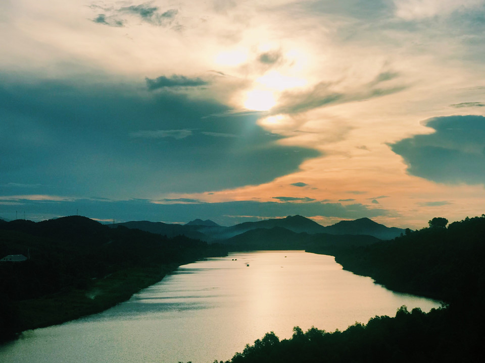 Mở ra trước mắt là bao la sông núi đẹp tựa tranh vẽ. Nào sông Hương hiền hoà thơ mộng với dòng nước trong xanh đang quanh co uốn lượn. Nào là hai bên bờ cây cối tốt tươi, những khu vườn cây ăn quả cam, nhãn, quýt, thanh trà xen lẫn bóng thông.