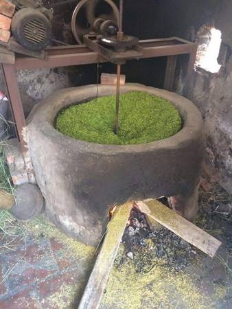 Bếp lò để rang cốm đắp bằng xỉ than tại làng cốm Mễ Trì - Ảnh: Huyền Trần