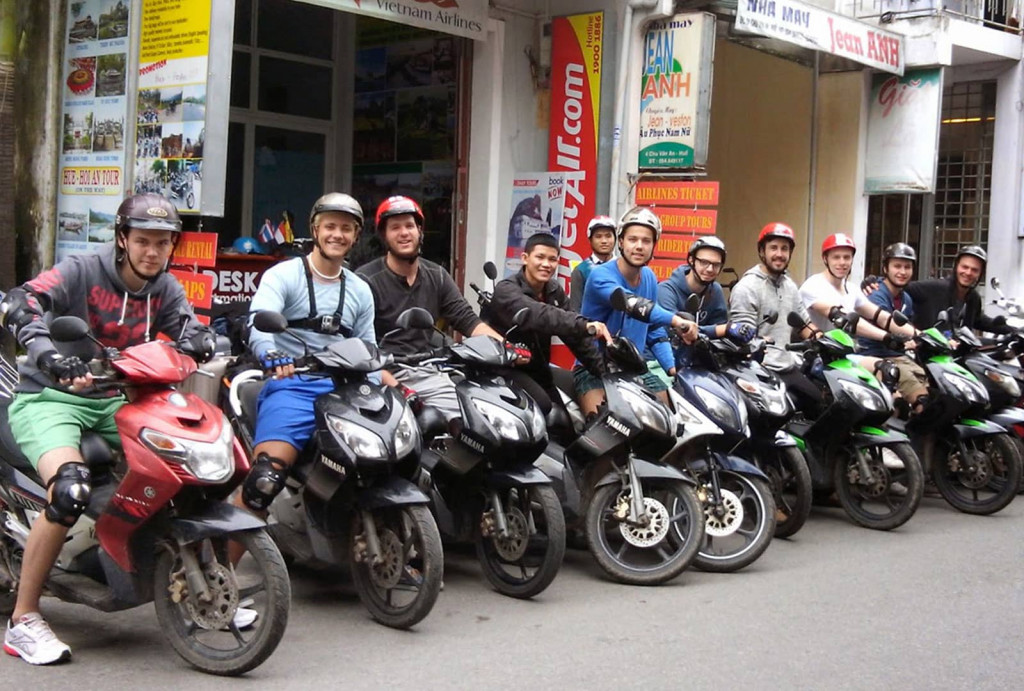 Du khách thuê xe máy di chuyển Nha Trang
