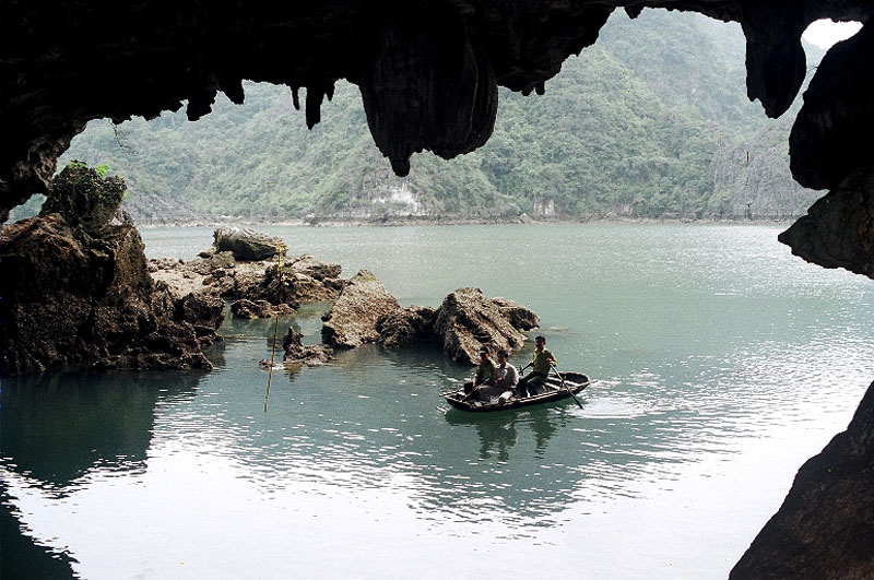 Đi thuyền vào thung áng Cái Lim. Ảnh: Báo Quảng Ninh