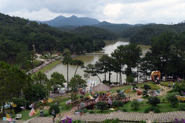 Thung lũng Tình yêu chìm sâu bên những sườn đồi với rừng thông quanh năm xanh biếc, dưới lòng thung lũng là hồ Đa Thiện.