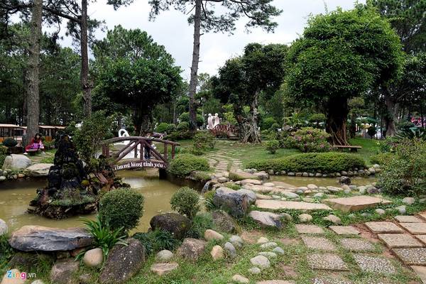 Diện tích Thung lũng Tình yêu gần 140 ha với khí hậu mát mẻ và cảnh quan thiên nhiên xanh tươi.