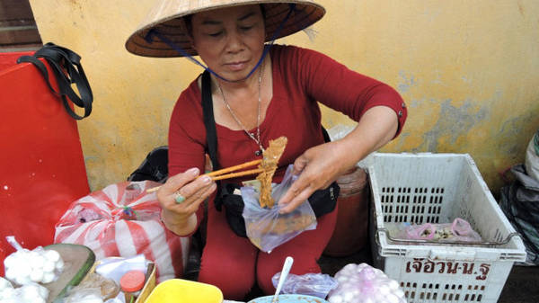 Mắm thính Hội An là một trong những mặt hàng được chuộng ở chợ Hội An, nhất là những ngày vào mùa mưa - Ảnh: T.Ly