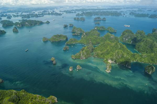 Khung cảnh tuyệt đẹp nhìn từ trên thủy phi cơ. Ảnh: seaplanes.vn