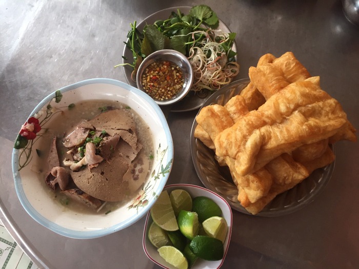 Tô cháo nóng Cái Tắc thơm ăn kèm với rau đắng và bánh chéo quẩy trong ẩm thực Hậu Giang