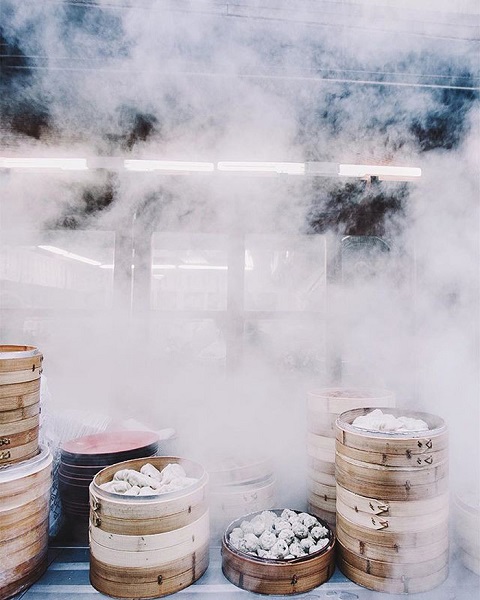 Bánh bao hấp Hàn Quốc được bán tại các khu chợ Hàn Quốc - Ảnh: Ken Lee