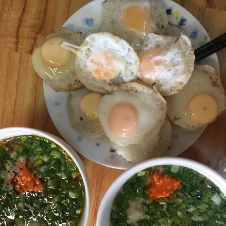 Bánh căn Đà Lạt nóng hổi vừa ra lò