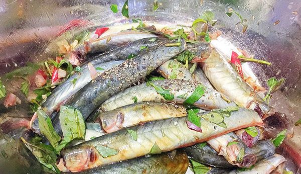 Sơ chế cá kèo kho rau răm