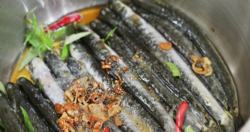 Kho cá kèo kho rau răm trên bếp