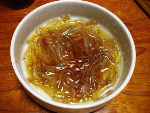 Những con cá nhỏ liên tục "nhảy múa" khi được thả vào trong hỗn hợp trứng cút sống trộn giấm sẽ càng làm tăng cảm giác hứng thú cho thực khách. Ảnh: Ringring