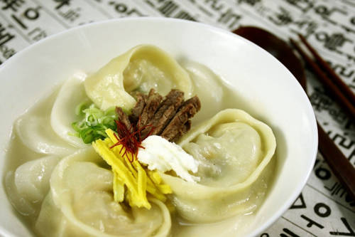 Ddoek mandu kuk - loại canh thường được người Hàn Quốc thưởng thức vào dịp năm mới với quan niệm khi ăn món canh này đồng nghĩa với việc bạn được thêm một tuổi.